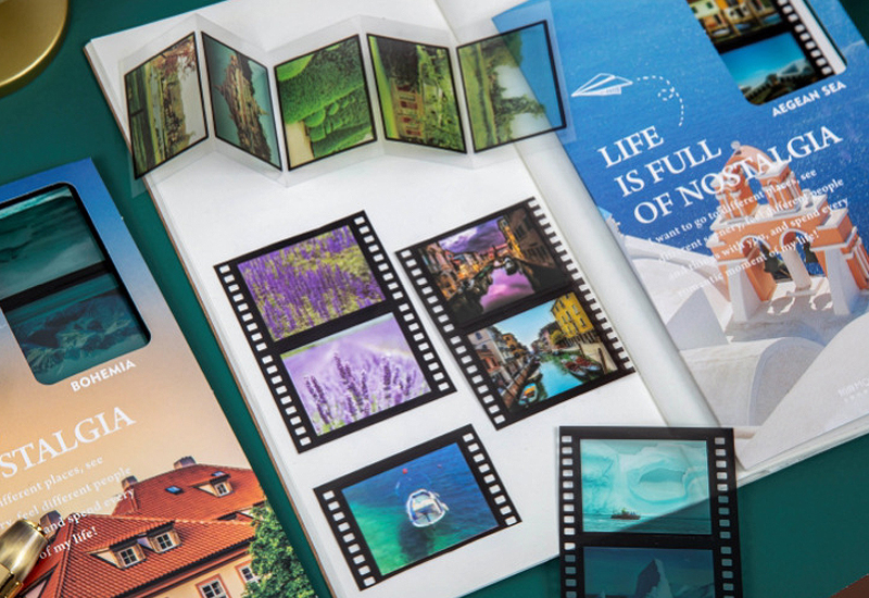 Film-Sticker mit Lavendel, Venedig, Ägäis und Gletschern im Notizbuch, daneben die Hüllen