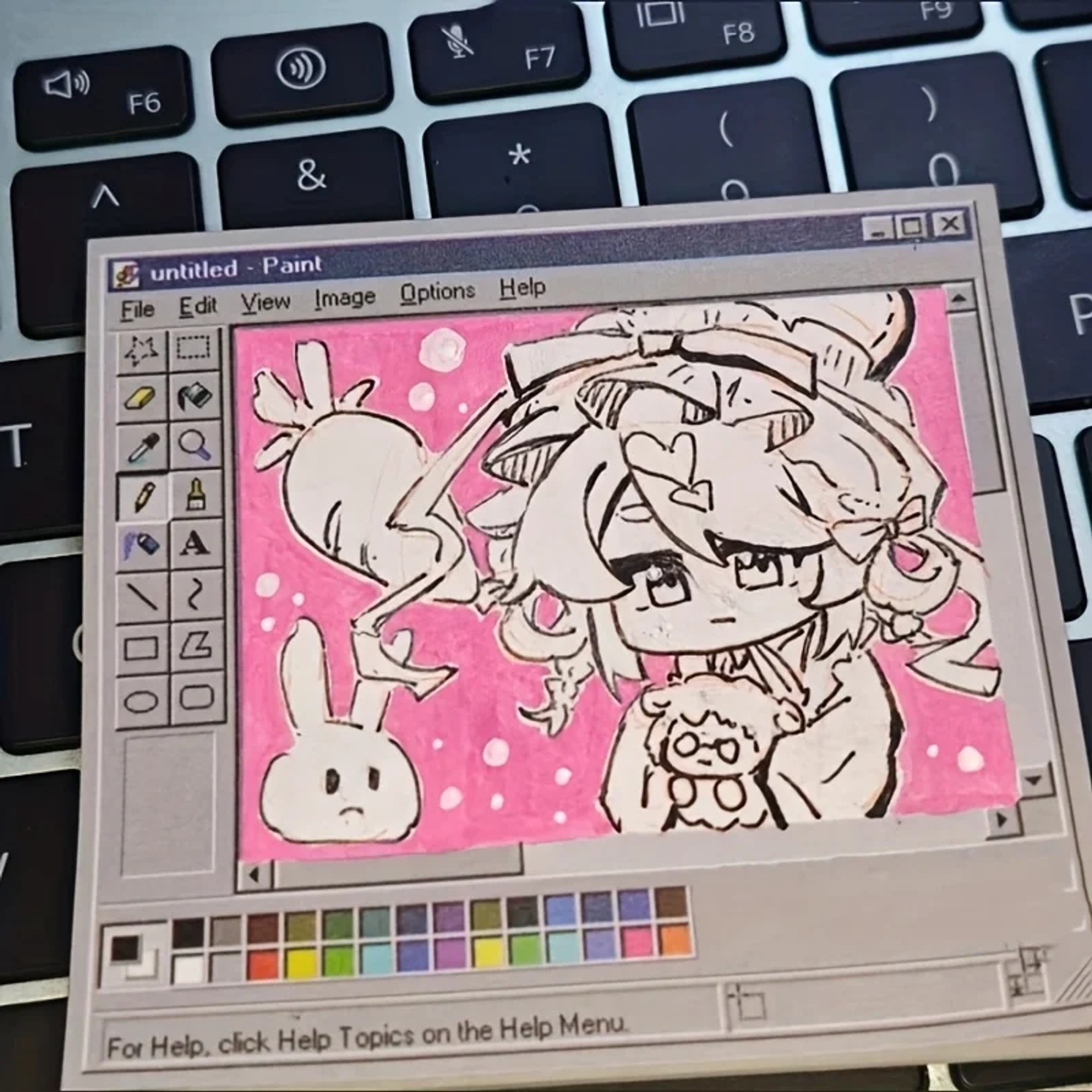 Retro Computer Haftnotiz auf einer Laptop-Tastatur, Malfeld rosa ausgemalt mit Figur und Hase