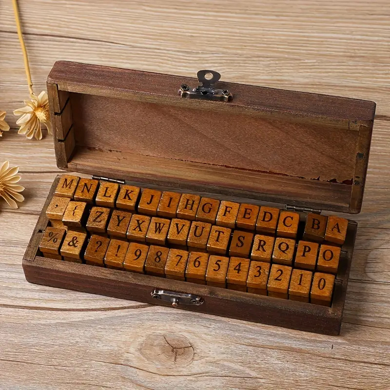 Holzstempel Set Buchstaben Zahlen – 42-teilig mit dekorativer Aufbewahrungsbox